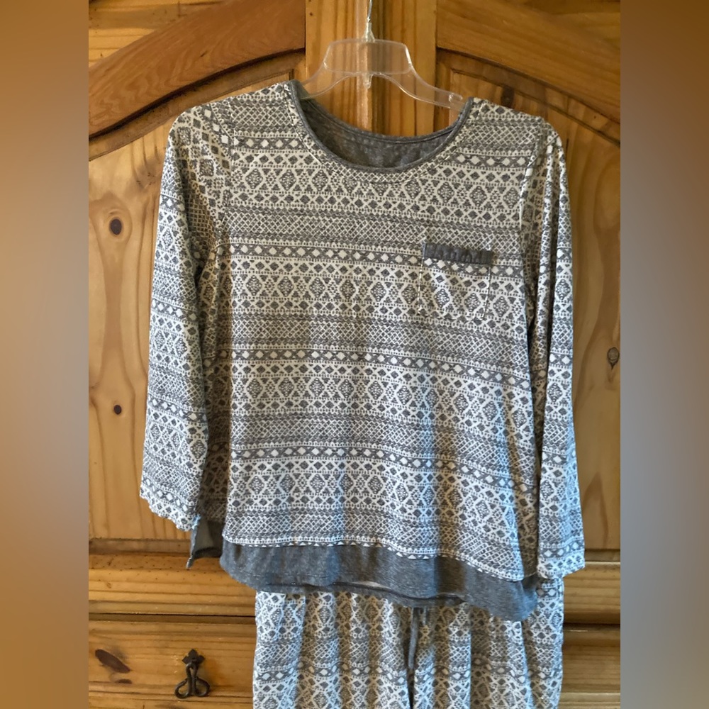 Cuddl Duds Gray and Cream Geometric Pajama Set